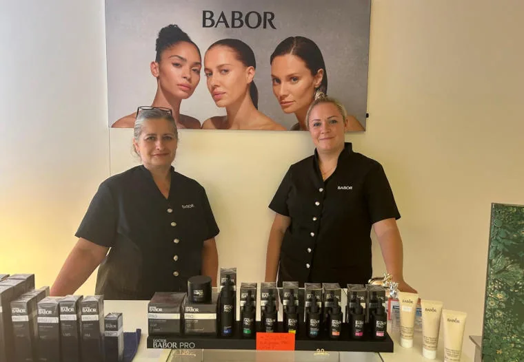 Sarah Maric und Tanja Gunputh mit BABOR-Produkten
